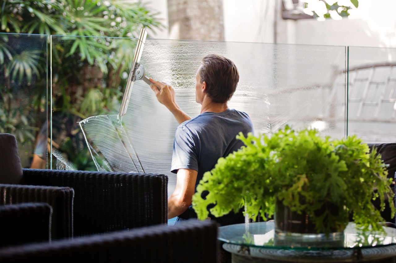 Man cleaning ontario windows