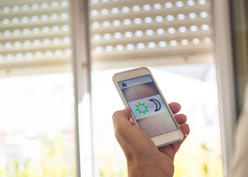 A person sets the timer of their smart blinds via phone